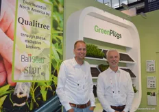 Matthijs van den Berg en Onno Broeren van Green Products met voor de stand met duidelijke boodschap. De pluggen van Green Products zijn ook op de Noord-Amerikaanse markt te vinden.